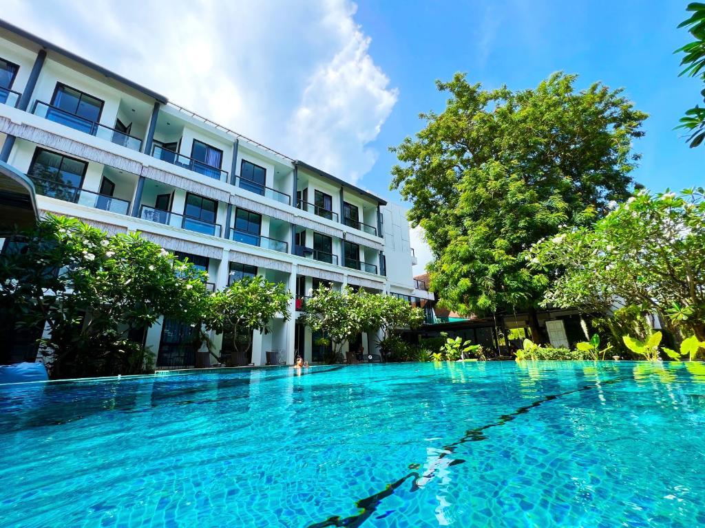 une grande piscine en face d'un bâtiment dans l'établissement Z&Z Resort, à Rawai Beach