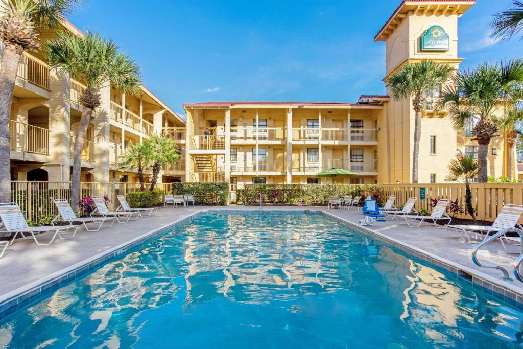 Swimming pool sa o malapit sa La Quinta Inn by Wyndham Orlando Airport West