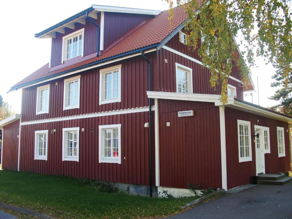 una casa roja con techo de gambrel en Hedemora Logi en Hedemora