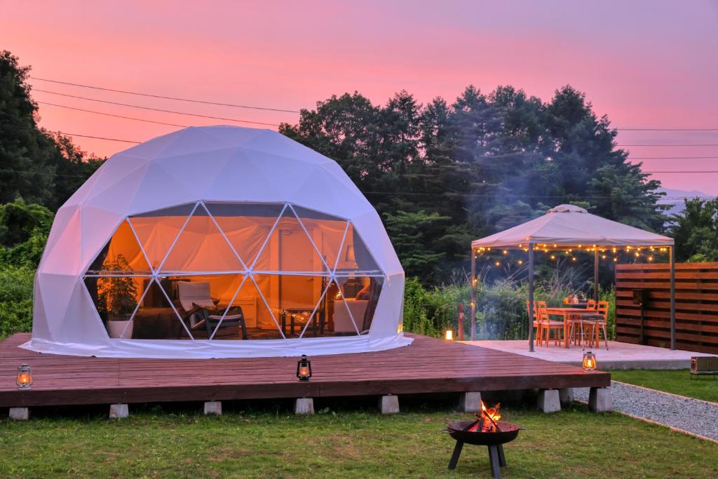 En hage utenfor Glamping Resort Varie