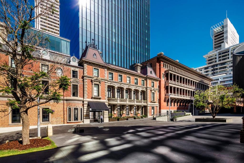 una calle vacía en una ciudad con edificios altos en COMO The Treasury, en Perth