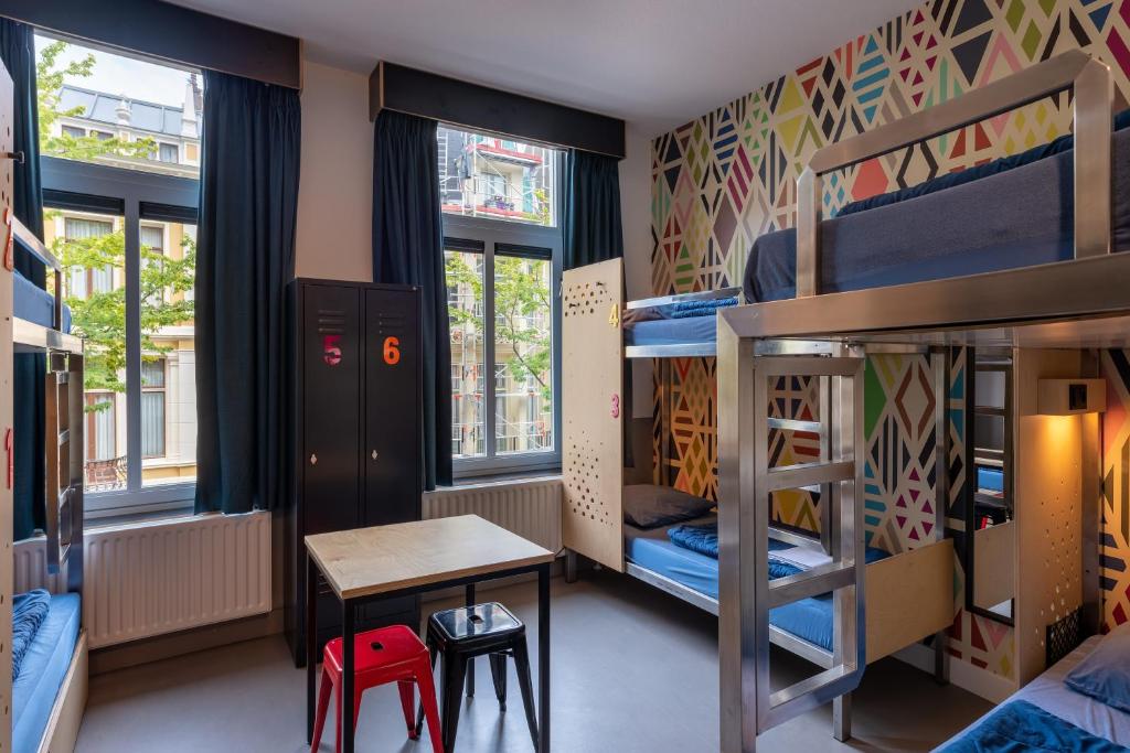 Кровать или кровати в номере Stayokay Hostel Amsterdam Vondelpark