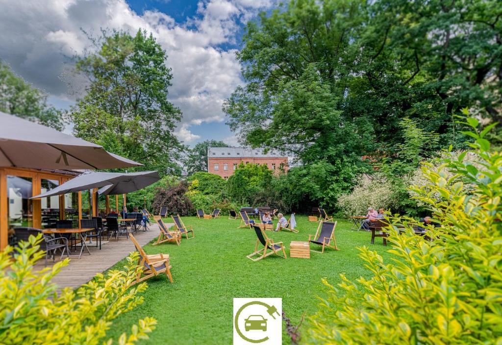 een park met stoelen en tafels op het gras bij Hotel Yarden by Artery Hotels in Krakau