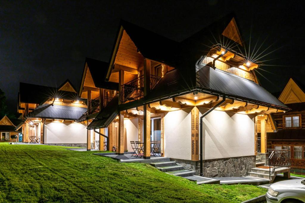 un edificio con luces de noche. en CIZANHOUSE, en Zakopane