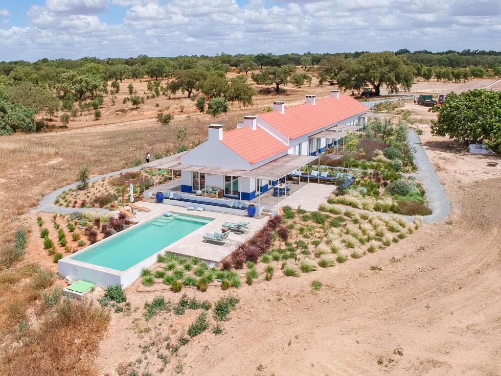 - une vue aérienne sur une maison avec une piscine dans l'établissement Monte do Pocinho, à São Domingos