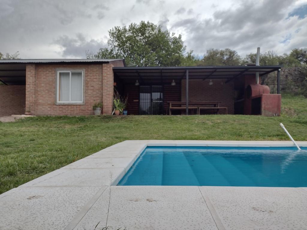 The swimming pool at or close to Cabaña Rundun