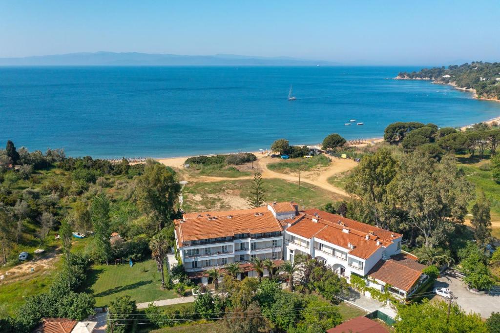 een luchtzicht op een gebouw op een strand bij Arco Beach Hotel in Agia Paraskevi