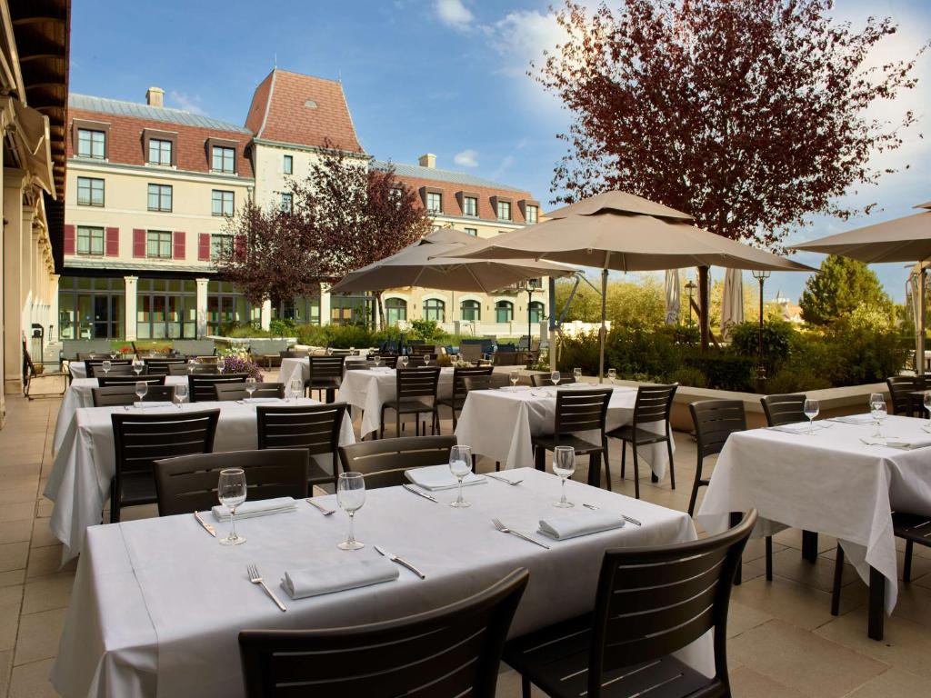 A restaurant or other place to eat at Radisson Blu Hotel Paris, Marne-la-Vallée