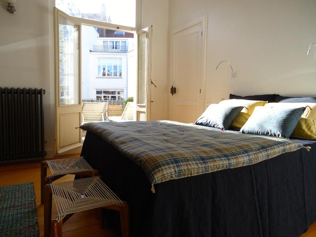 A bed or beds in a room at Maison Flagey Brussels