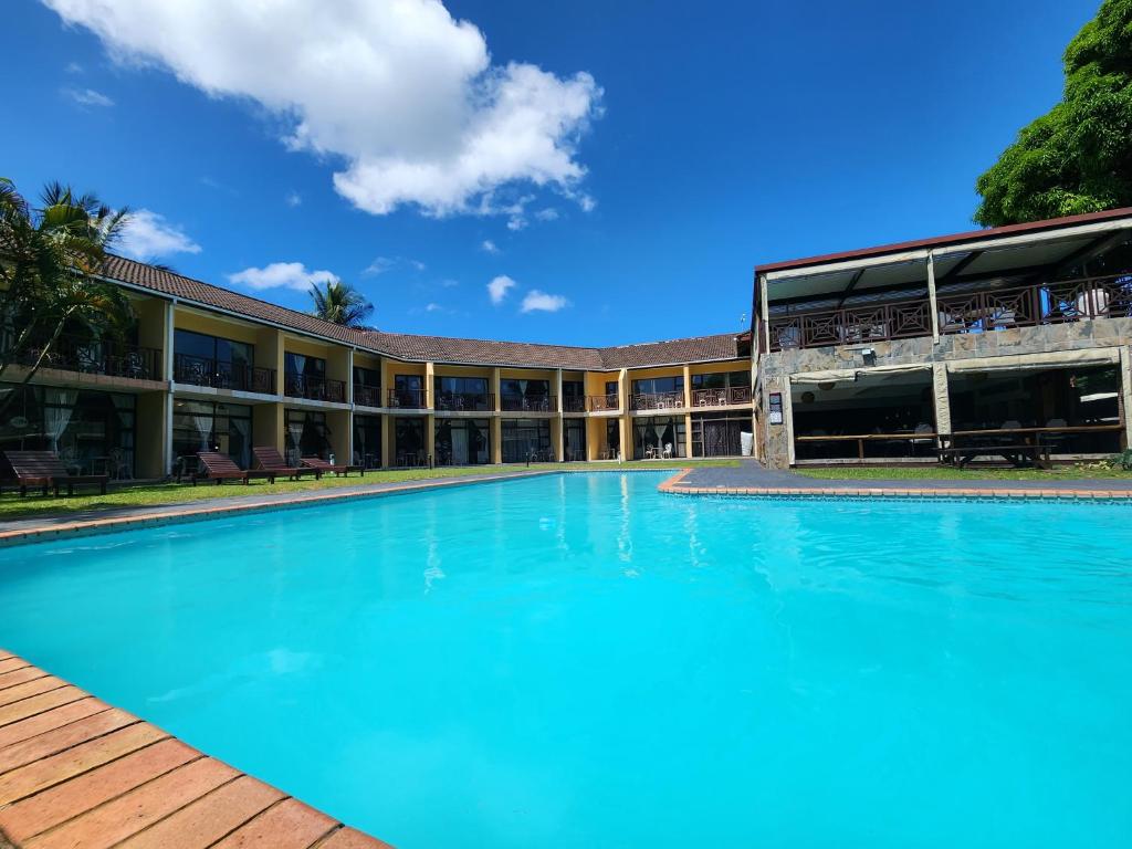 een groot zwembad voor een gebouw bij Elephant Lake Hotel in St Lucia