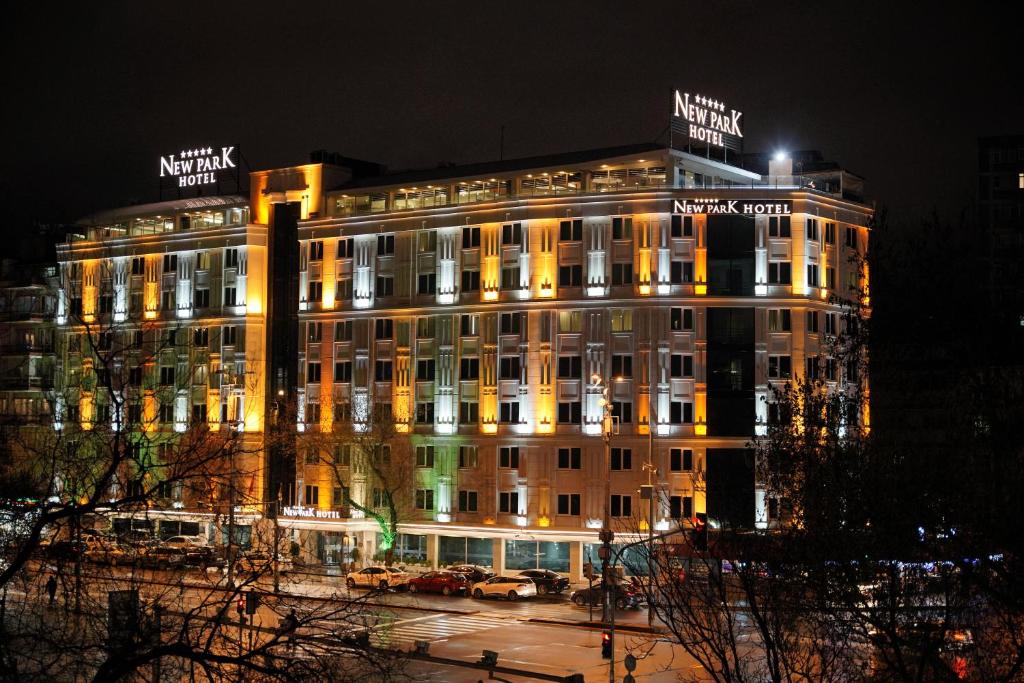 un grande edificio con luci accese di notte di New Park Hotel a Ankara