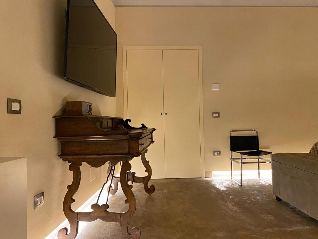 Il comprend un salon avec un piano et une télévision à écran plat. dans l'établissement Suite di Bianca, à Foligno