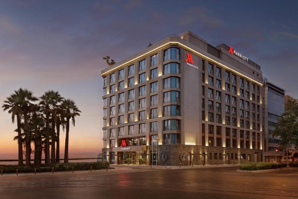 Izmir Marriott Hotel في إزمير: مبنى طويل عليه علامة