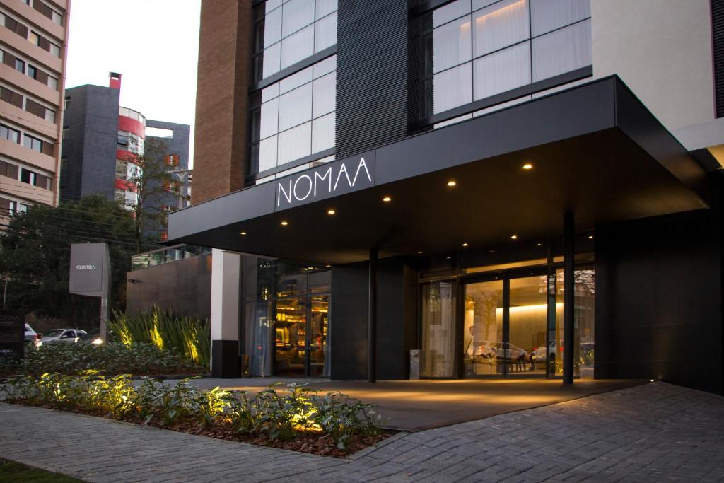 クリチバにあるNomaa Hotelの表札のある建物