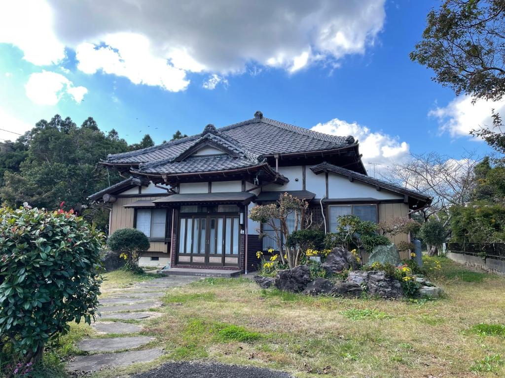 una casa japonesa con una puerta en un patio en 旭日山荘 