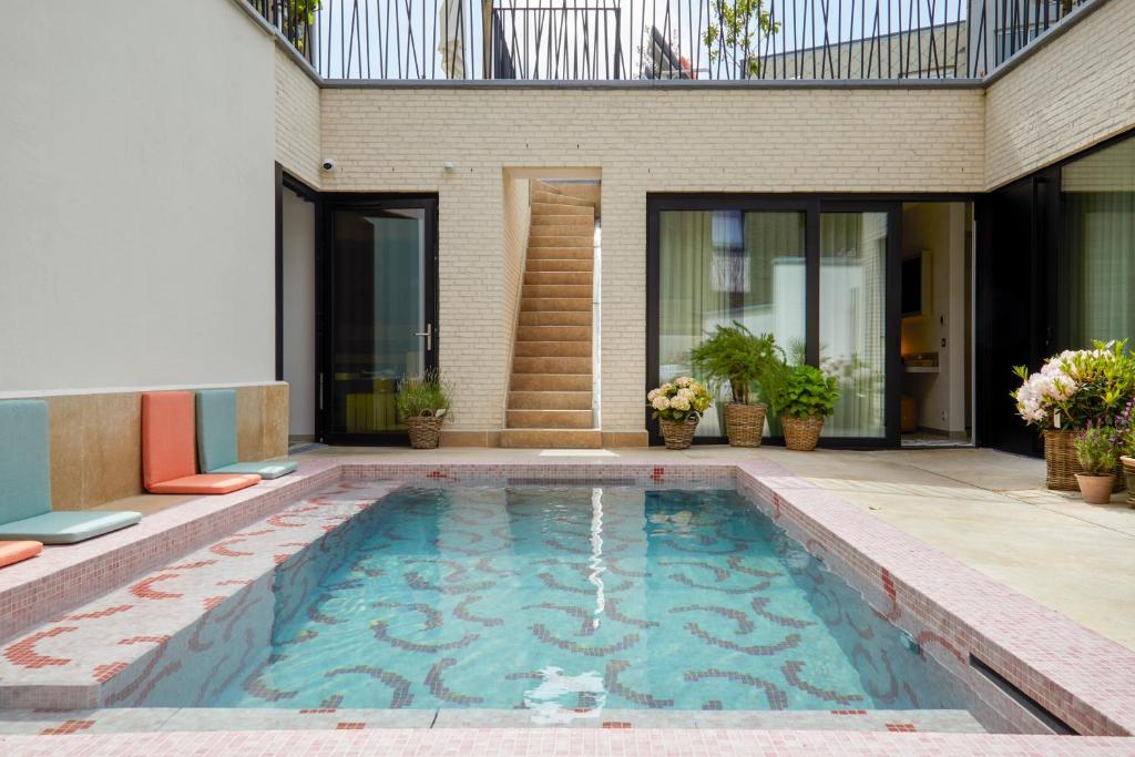 uma piscina em frente a uma casa em ABC Hotel em Blankenberge