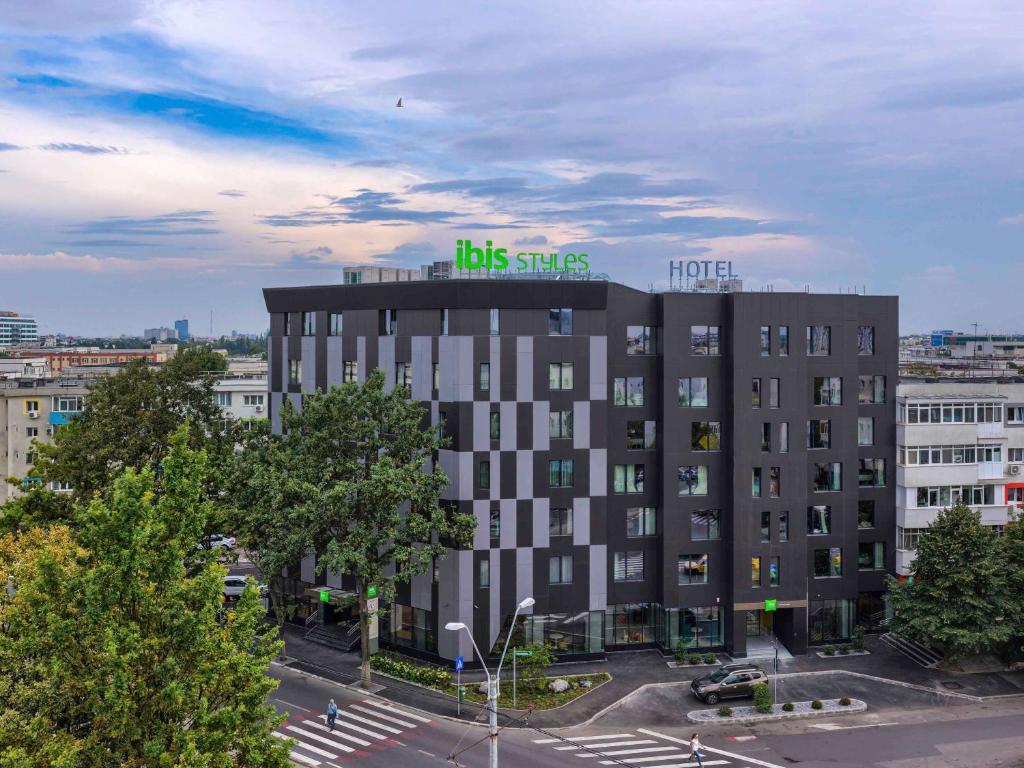 un edificio con un cartel en la parte superior en ibis Styles Bucharest Erbas en Bucarest