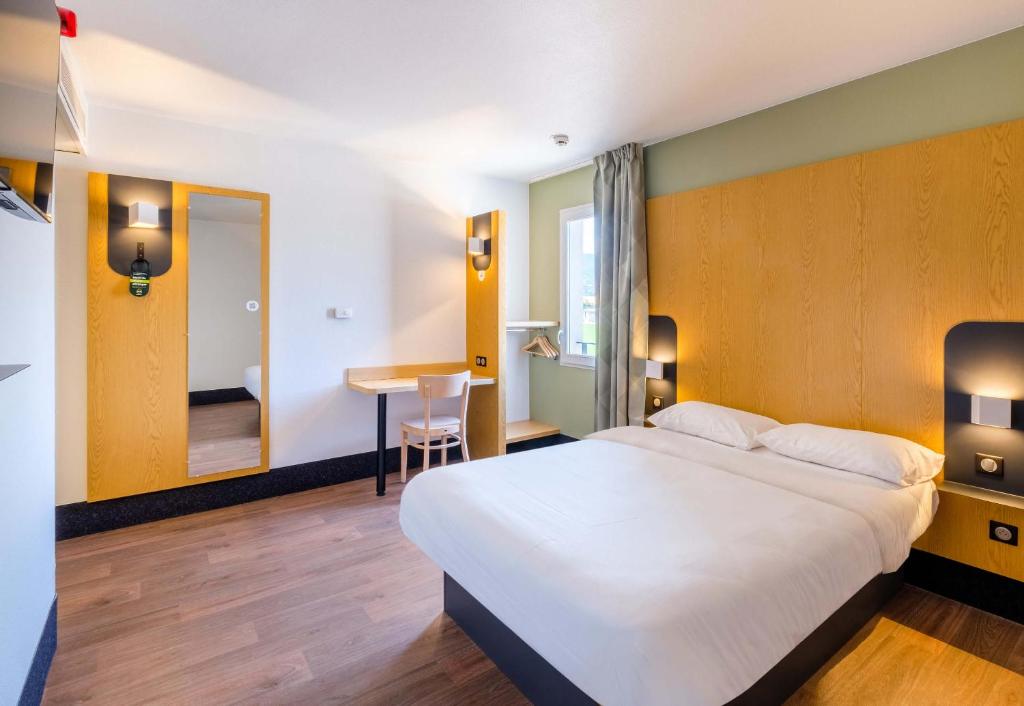 En eller flere senger på et rom på B&B HOTEL Cannes La Bocca Plage