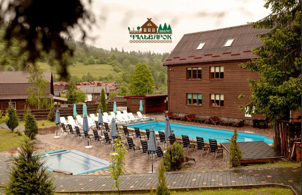 ein Resort mit einem Pool und Stühlen sowie einem Gebäude in der Unterkunft Chalet Filvarok in Slawske