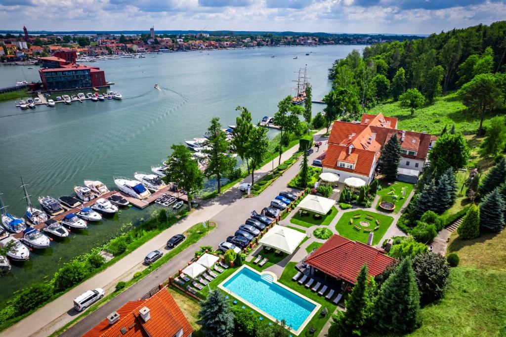 uma vista aérea de uma casa ao lado de um rio em Amax Boutique Hotel em Mikolajki