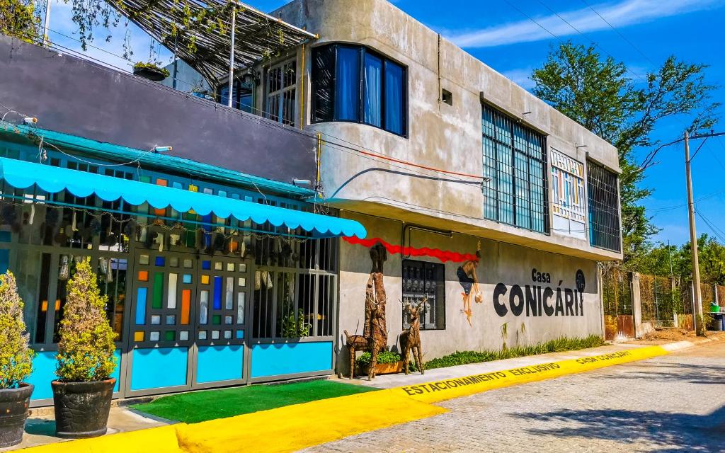 un edificio con un árbol de Navidad delante de él en Casa Conicarit, en Puerto Escondido