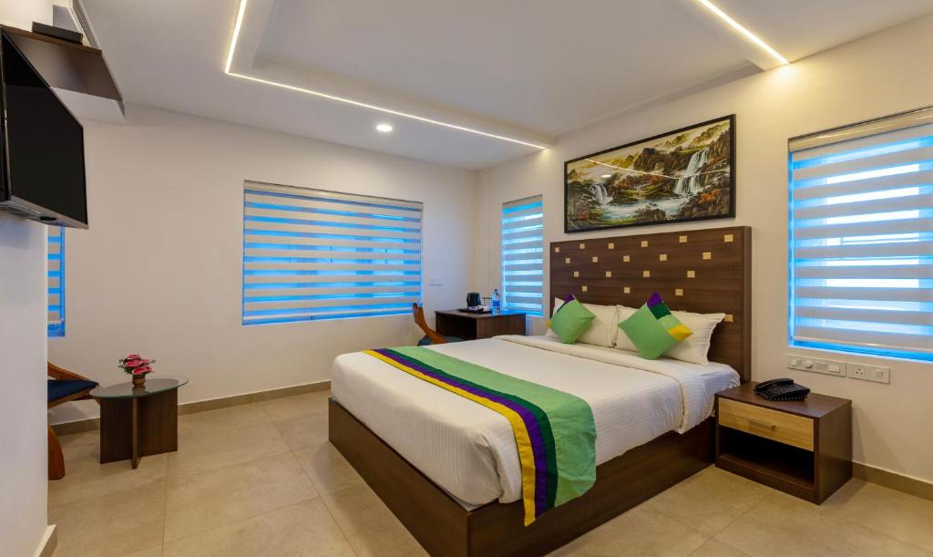 1 dormitorio con 1 cama grande en una habitación en Treebo vSaffron Regency, Punnamada Lake, en Alleppey