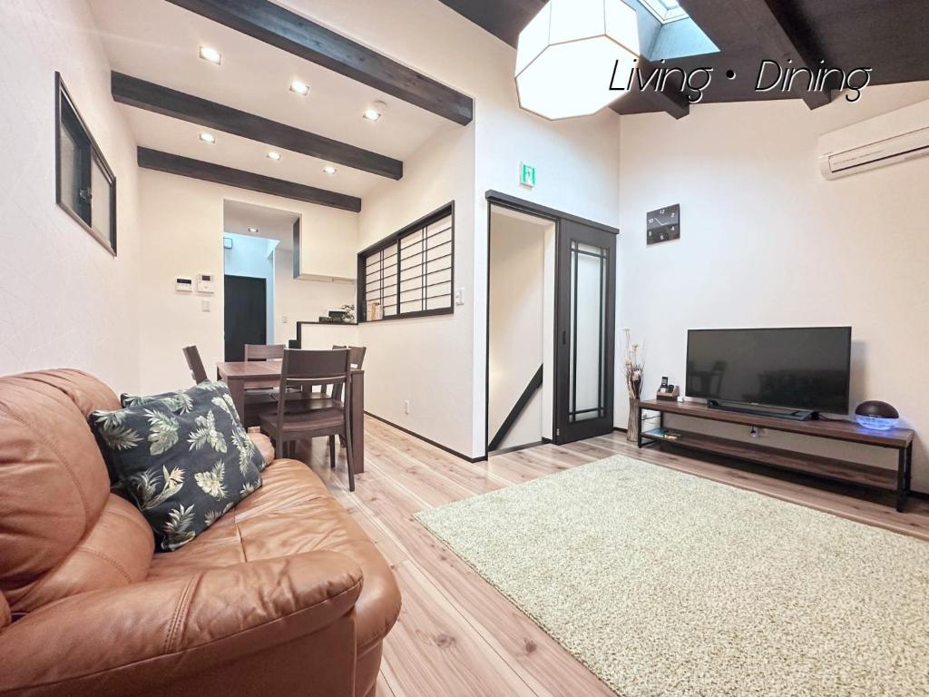 uma sala de estar com um sofá e uma televisão de ecrã plano em WeeklyHouse Biwako Otsu - Vacation STAY 62243v em Otsu