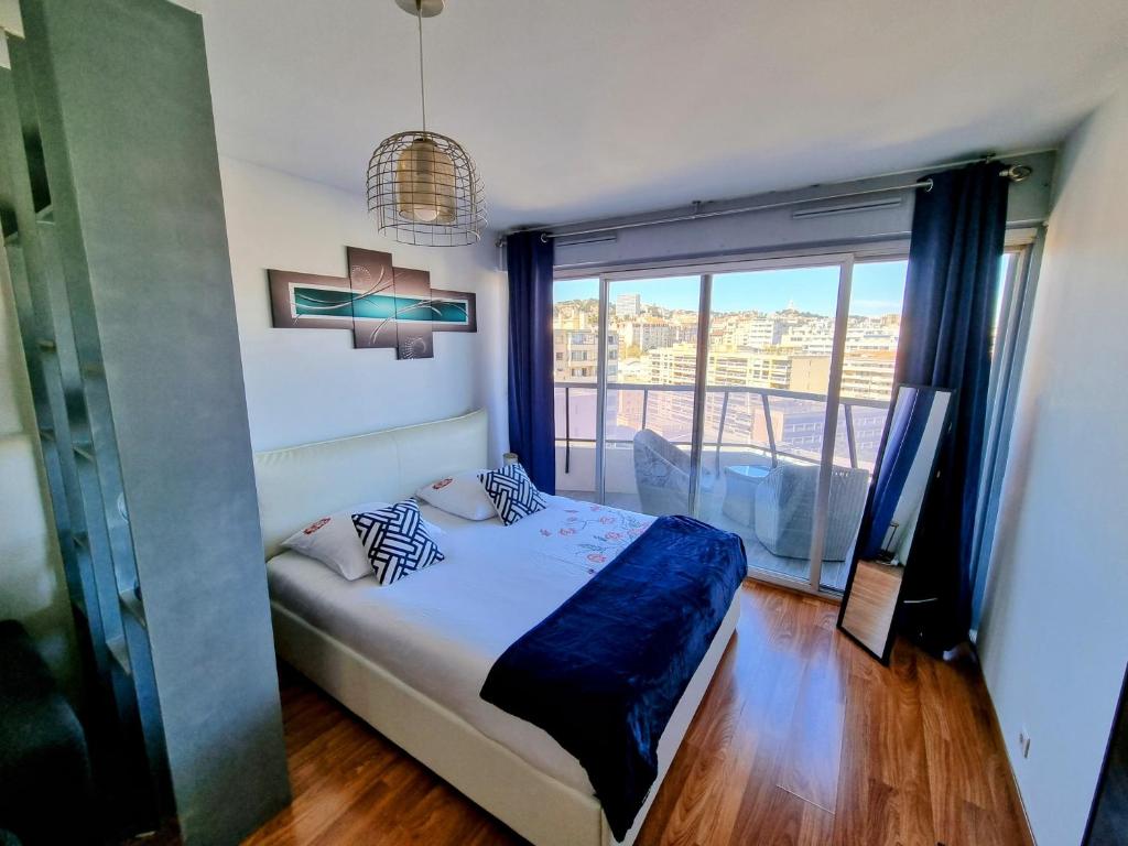 Säng eller sängar i ett rum på Appartement T1 Marseille Prado Chanot Plage