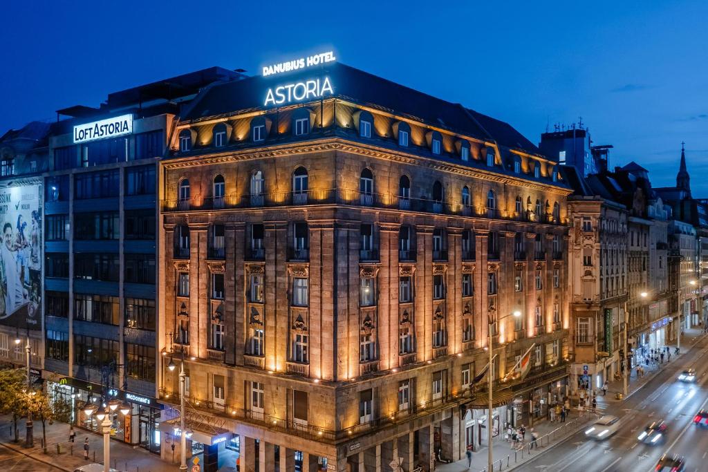 een gebouw in de stad 's nachts bij Danubius Hotel Astoria City Center in Boedapest