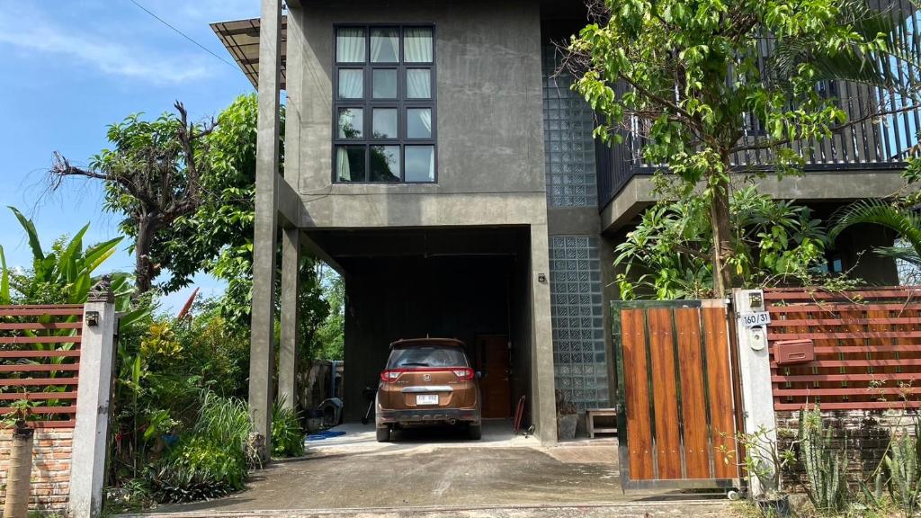 une voiture est garée à l'intérieur d'un garage dans l'établissement Modern Loft Style, à Nakhon Phanom