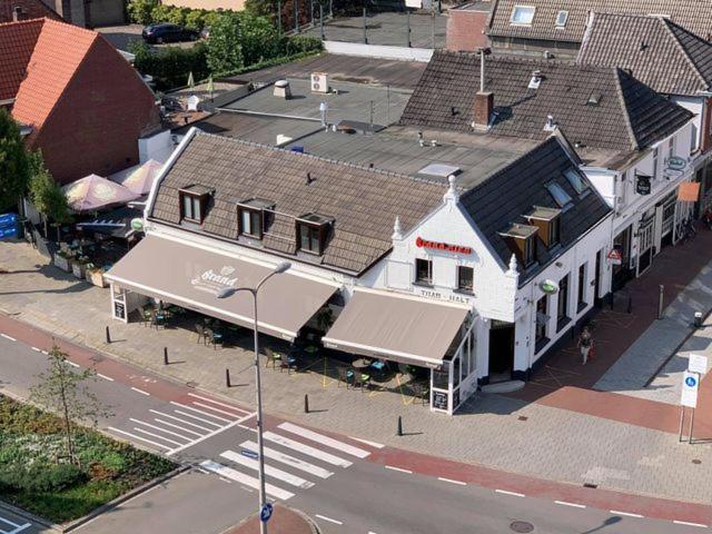 une vue sur une rue de la ville avec un bâtiment dans l'établissement Halte 46 Weert, à Weert