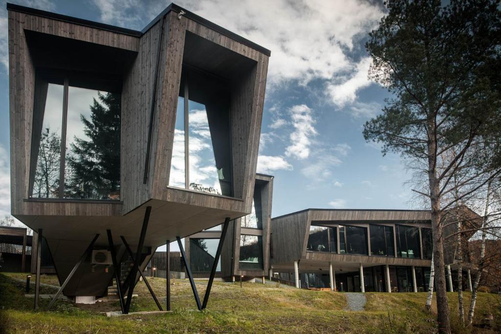 a large wooden chair in front of a building at Elva Hotel in Skulestadmo
