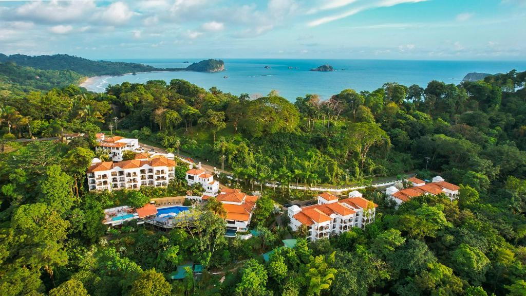 - une vue aérienne sur un complexe dans la forêt dans l'établissement Shana by the Beach Manuel Antonio, à Manuel Antonio