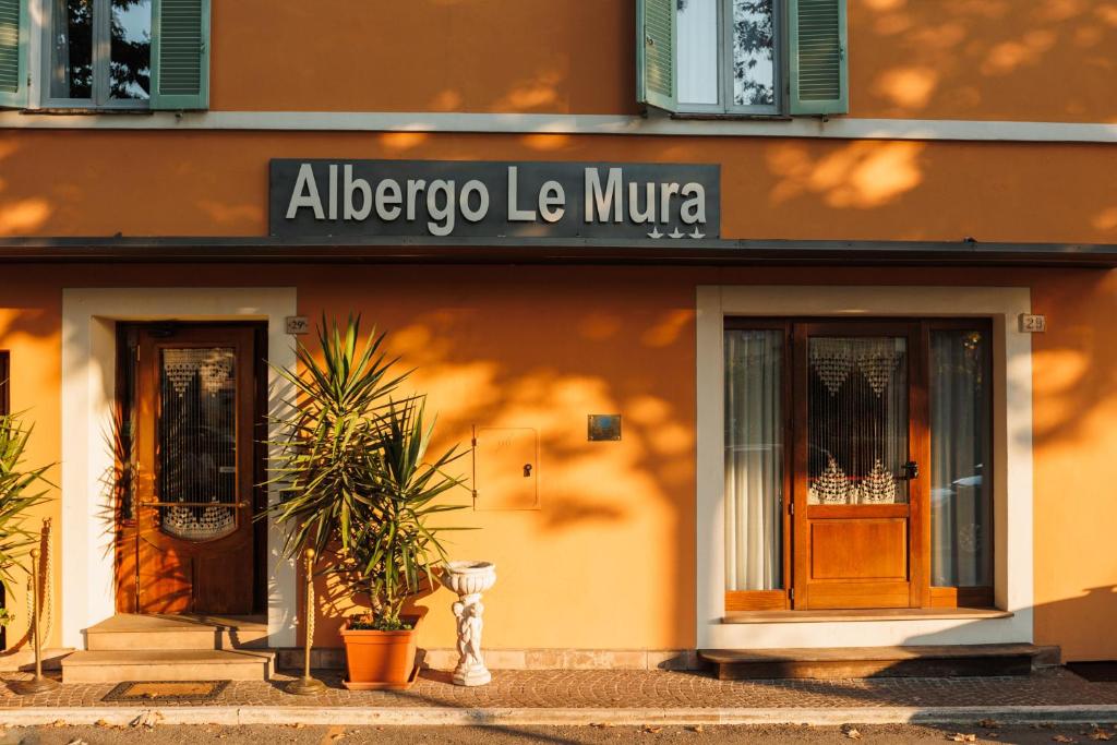 un bâtiment avec un panneau indiquant albuquerque le mimosa dans l'établissement Hotel Le Mura, à Foligno