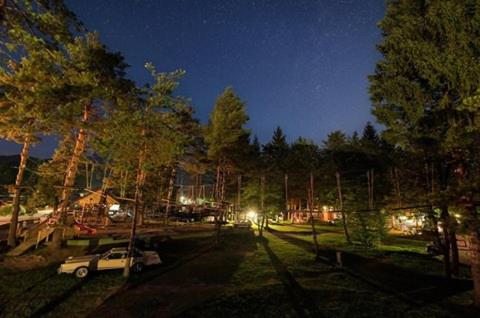 สวนหย่อมนอก Wooden lodge with jacuzzi