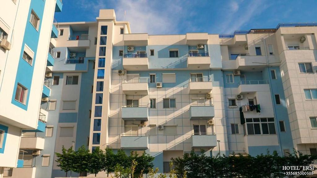 ein hohes Gebäude mit Balkon an der Seite in der Unterkunft Hotel Ersi in Shëngjin