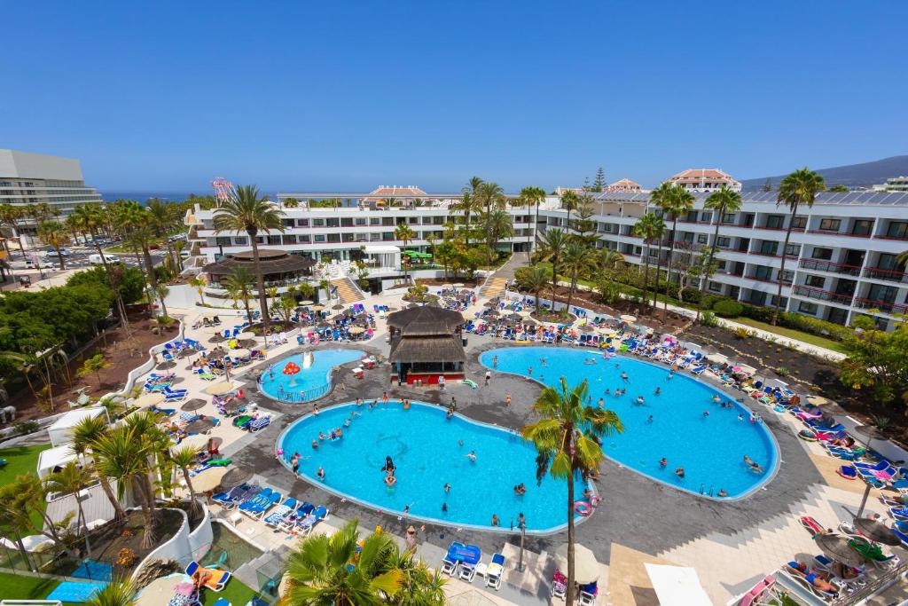 una vista aérea de un complejo con 2 piscinas en Alexandre Hotel La Siesta, en Playa de las Américas