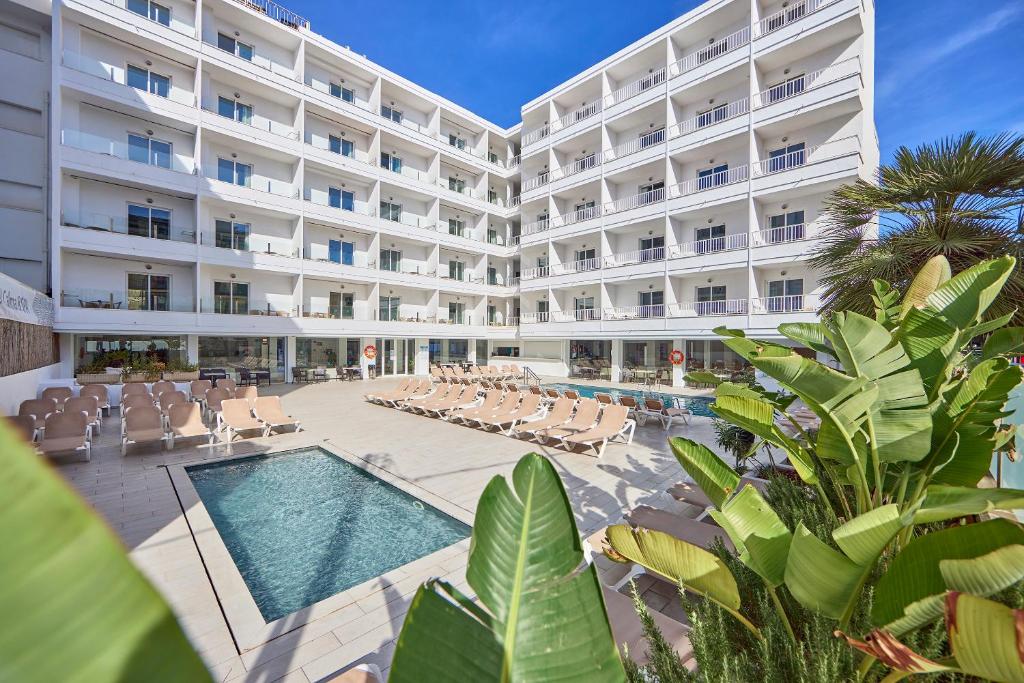una vista exterior de un hotel con piscina en Hotel Ilusion Calma & Spa en Can Pastilla