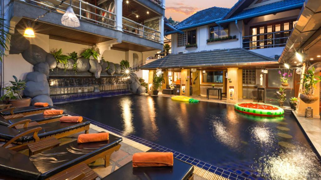 Piscina a Talay Naiharn Hotel o a prop