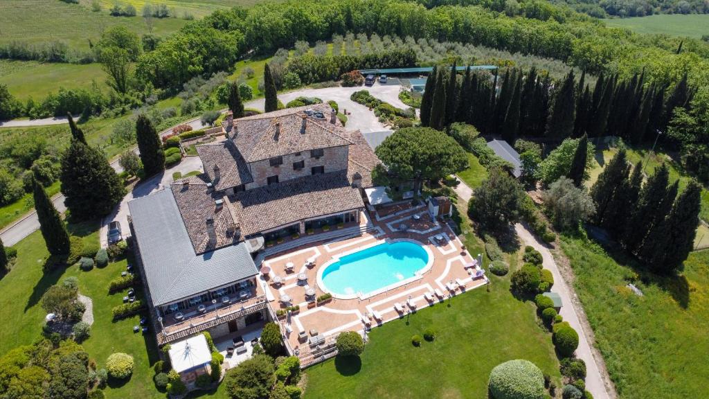 una vista aérea de una finca con piscina en Relais Todini en Todi