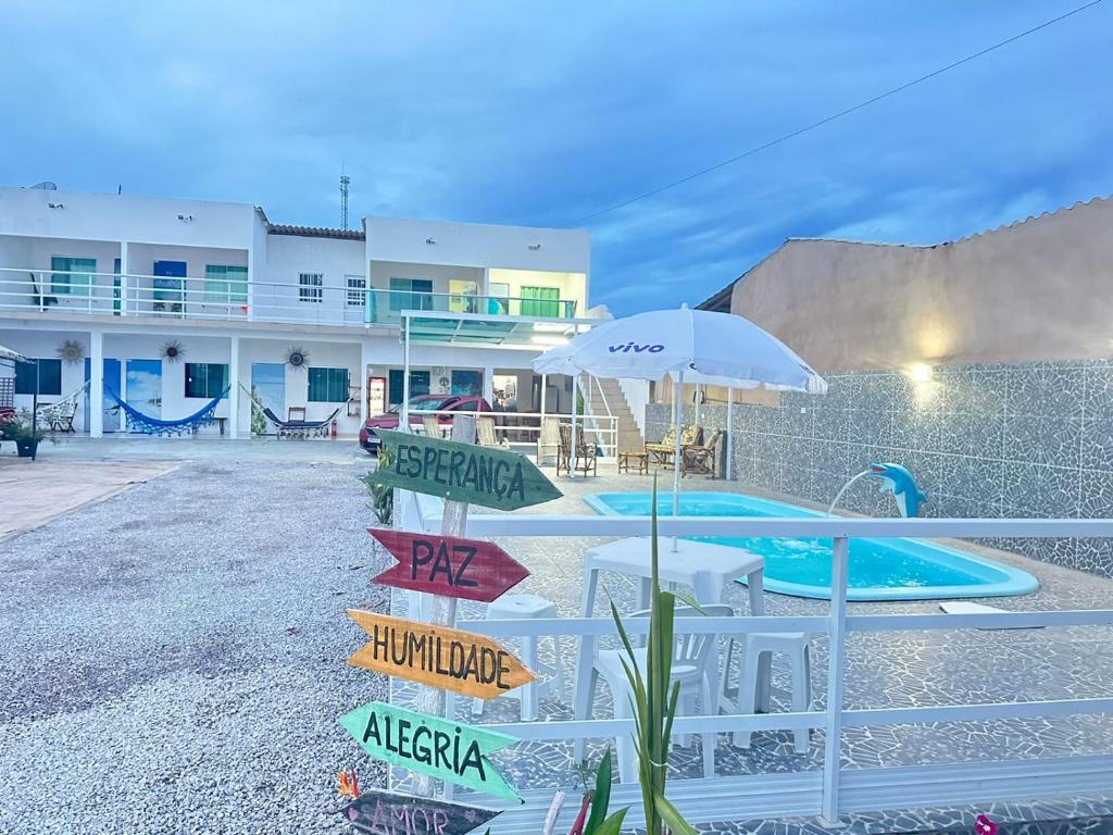 馬拉戈日的住宿－Dellas Pousada，一座带游泳池和大楼的度假村