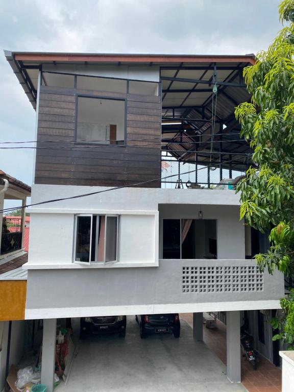 dom w budowie z dachem w obiekcie Igo Homestay Subang Airport w mieście Shah Alam