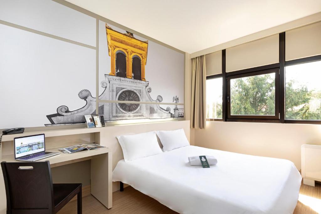 Tempat tidur dalam kamar di B&B Hotel Udine