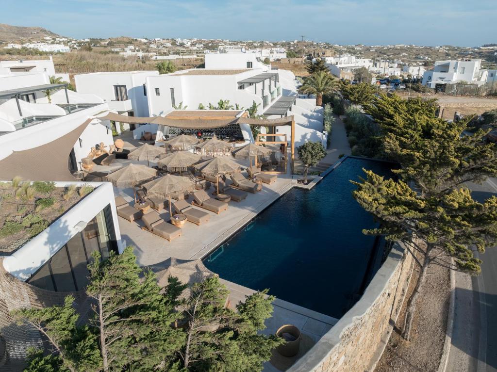 einen Luftblick auf ein Resort mit einem Pool in der Unterkunft Asty Mykonos Hotel & Spa - World of One Hotel Group in Mykonos Stadt