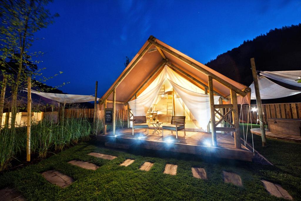 สระว่ายน้ำที่อยู่ใกล้ ๆ หรือใน Charming Slovenia - Herbal Glamping Resort Ljubno