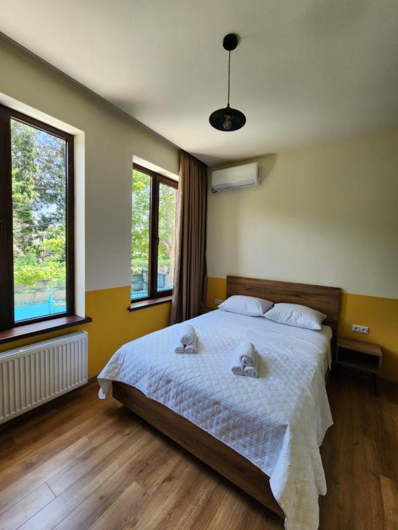 una camera da letto con un letto con due peluche sopra di DRO Hotel a Kutaisi