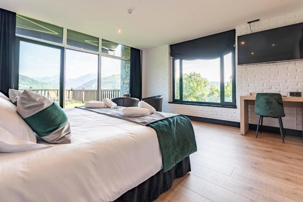 A bed or beds in a room at Hotel Mirador de la Cepada