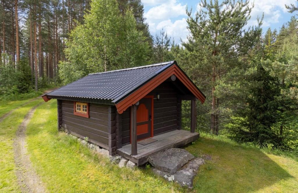 uma pequena cabana no meio de um campo em Skogcamping em Bjørnstad