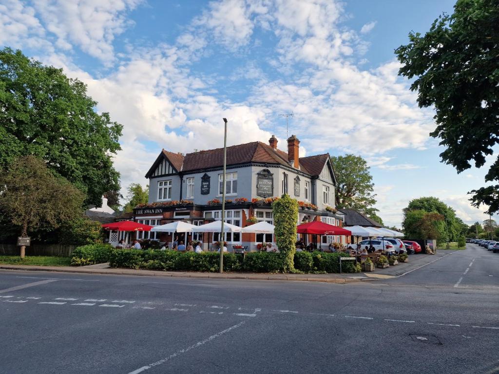 伊歇爾的住宿－José Pizarro The Swan Inn，街道上用红白遮阳伞的建筑