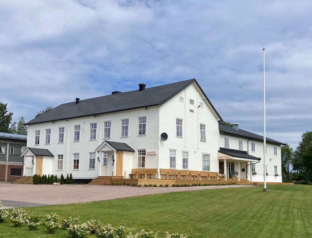 a large white building with a large porch at Kjølen Hotel Trysil in Trysil